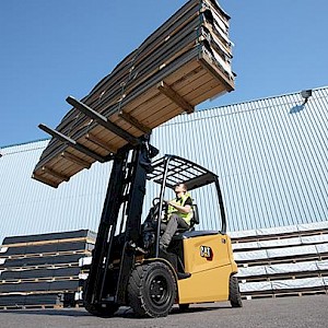 Megoldások a nehéz emelési kihívásokra a Cat®Lift Trucks-tól